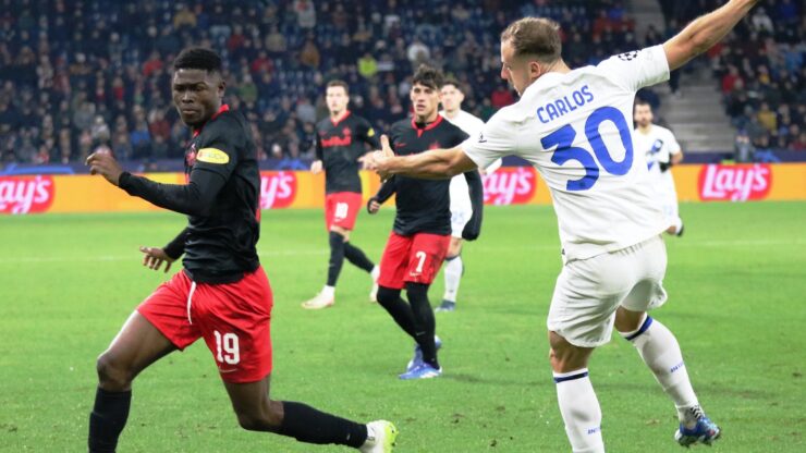 Carlos Augusto con la maglia bianca numero 30 in azione accanto a un giocatore del Salisburgo durante una partita dell’Inter in Champions League
