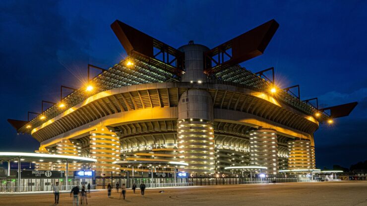 Lo stadio Giuseppe Meazza di San Siro illuminato di sera, visto dall'esterno